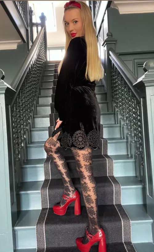 Red heels and black tights 🌶