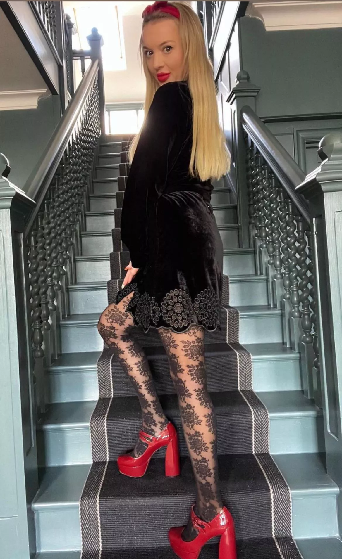 Red heels and black tights 🌶