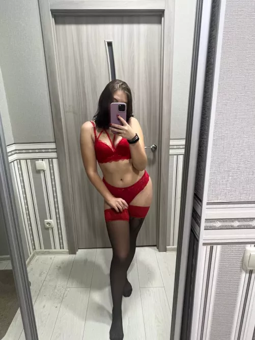 Red pantyhose are something😘😍