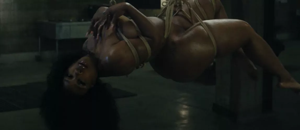 SZA tied up for our entertainment