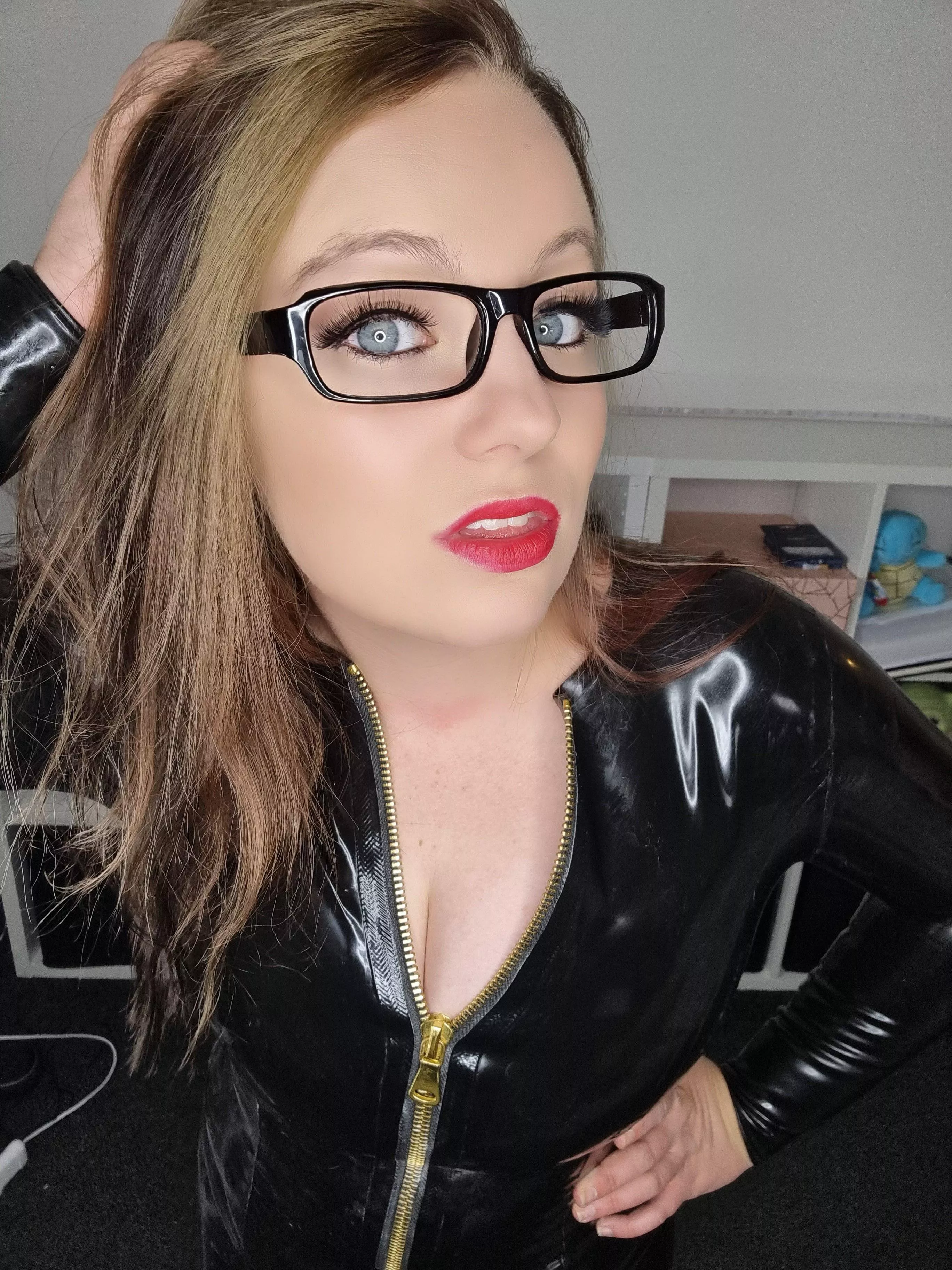 Take note, the staples of any good outfit: latex catsuit ✔️ glasses ✔️😍 What do you think? 😘