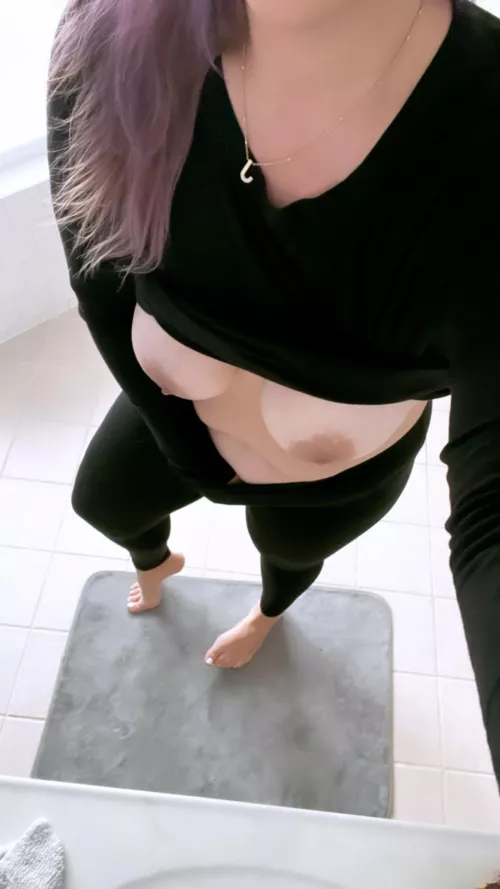 Taking a break between Mom duties to prioritize this wet pussy!