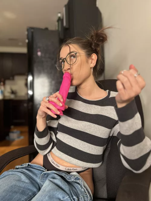 upvote If you would want me to kiss your 🍆 like this