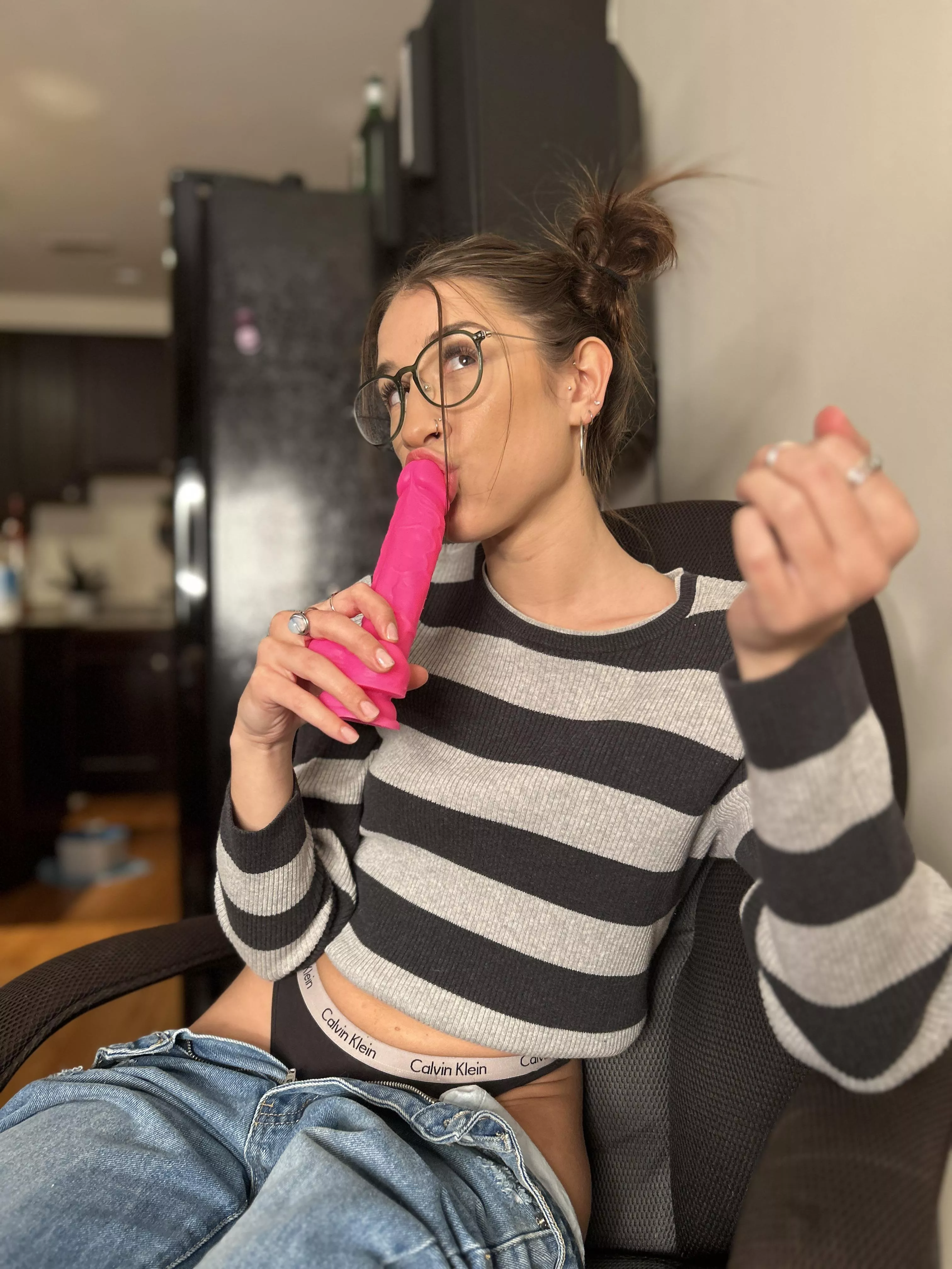 upvote If you would want me to kiss your 🍆 like this