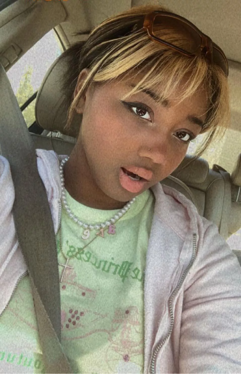 What loser simp wouldn’t want to worship a bratty 22 year old? [domme]