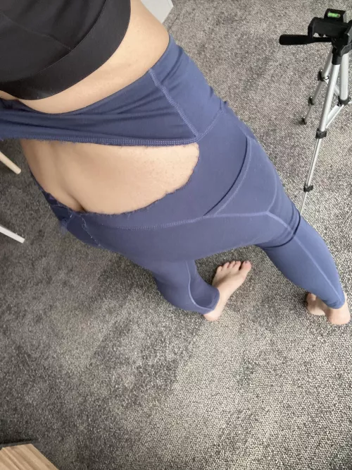 When you try to do a hanging wedgie in yoga pants and they rip 🥺