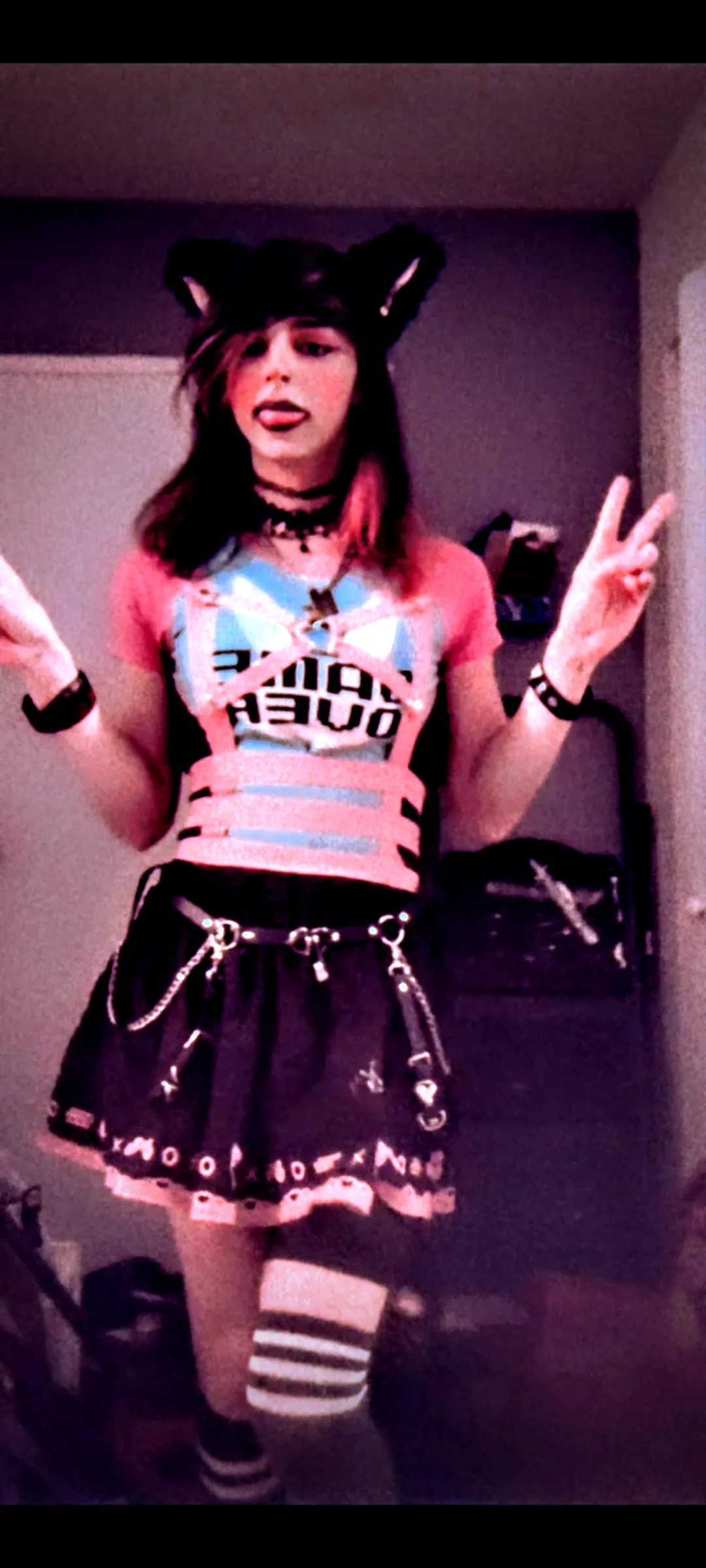 who wants a hug from a Canadian trans girl?🖤🖤🖤