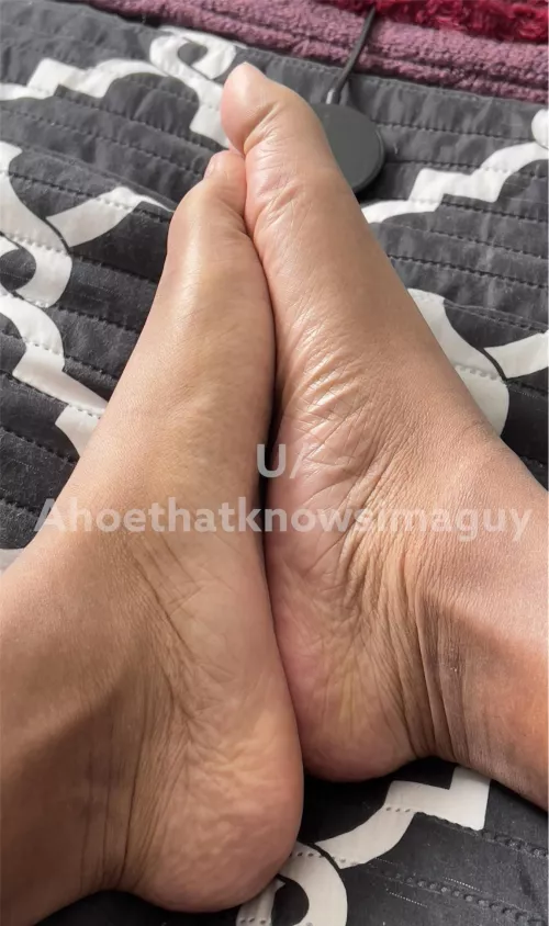 Who wants to feel these buttery soft caramel feet 🦶🏾?