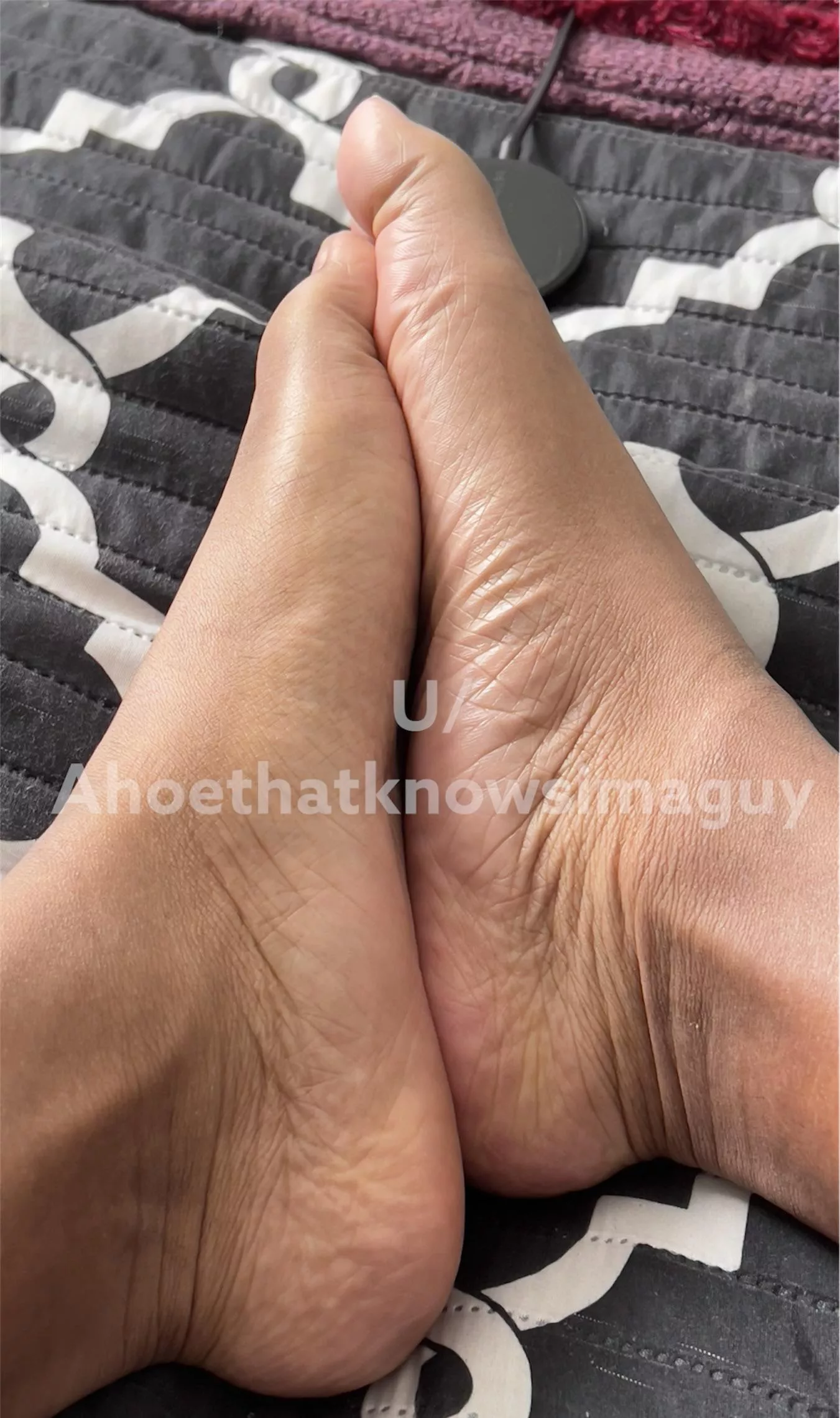 Who wants to feel these buttery soft caramel feet 🦶🏾?