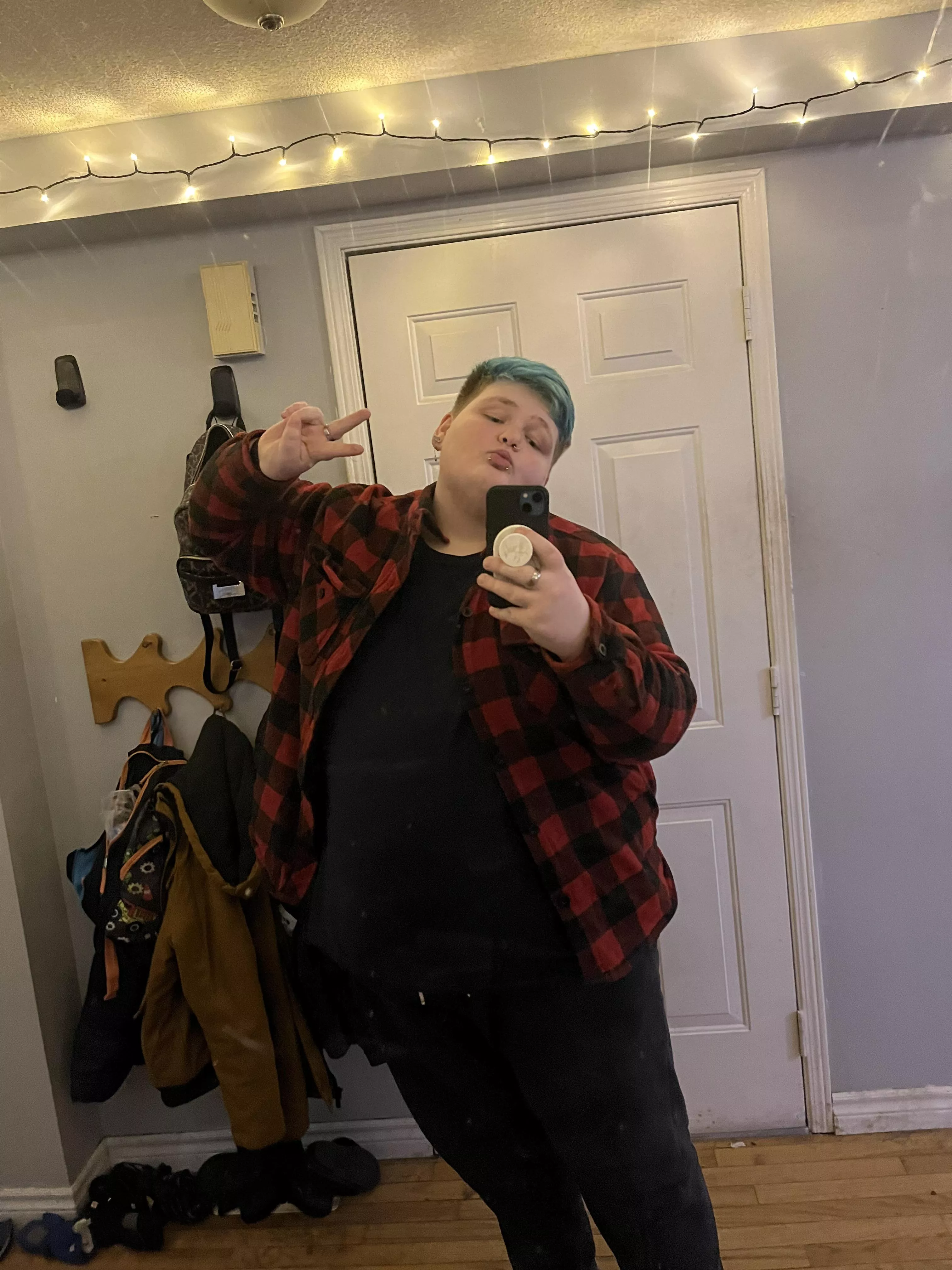 (18) idk kinda feelin this pic 😅