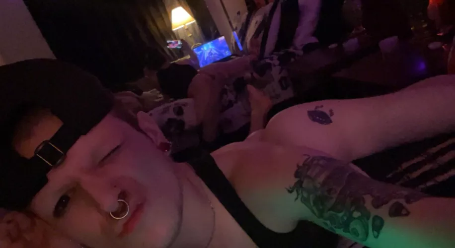 [19] Dirty gaming anyone! 🙈