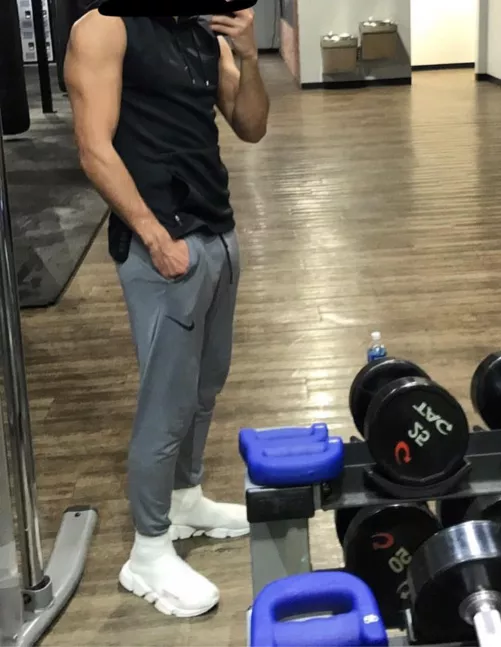 27 London , looking for hung guys too add me . Sc: a_nsa00