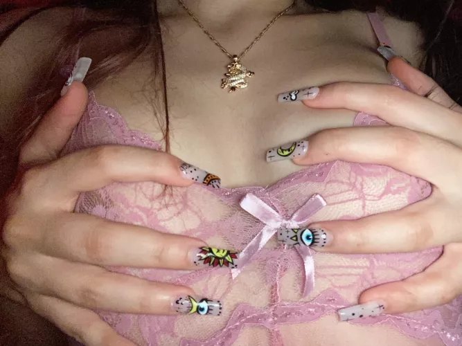 Are we a fan of creative nails here?🥺