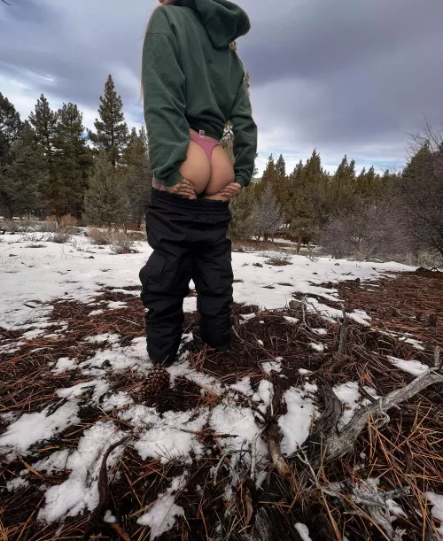 Best view in the snow 👀❄️🍑