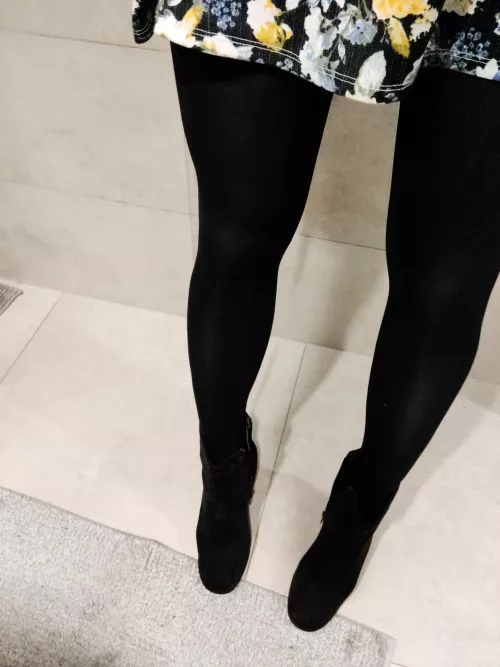 Black pantyhose is always the Best choice 🥰