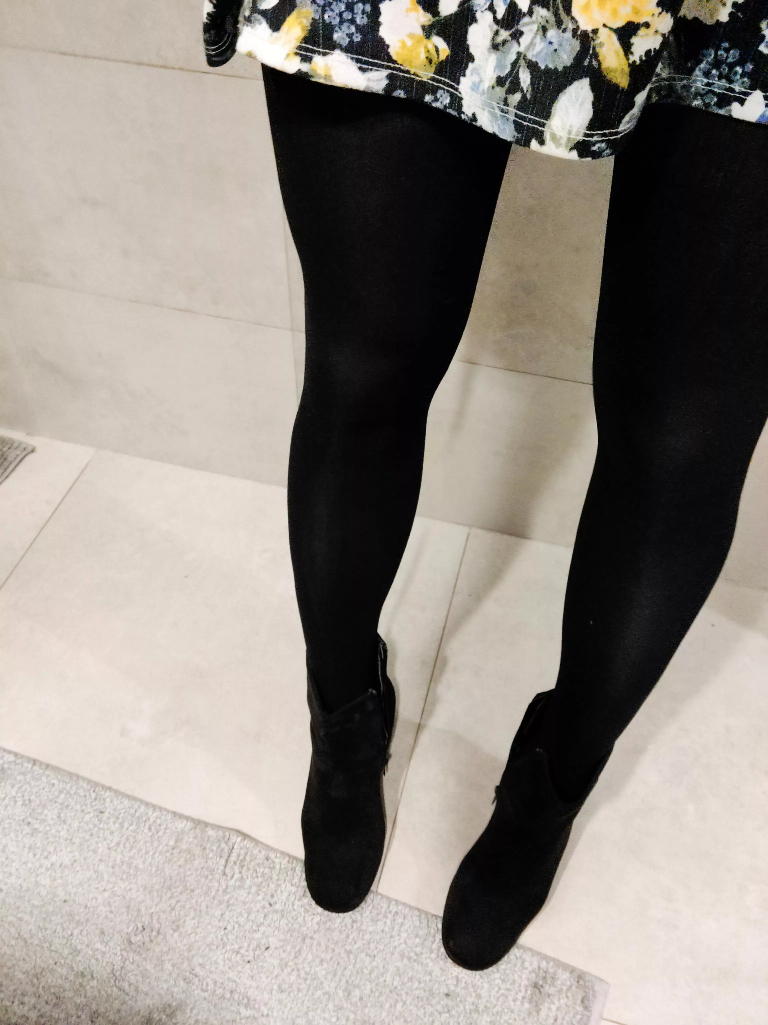 Black pantyhose is always the Best choice 🥰