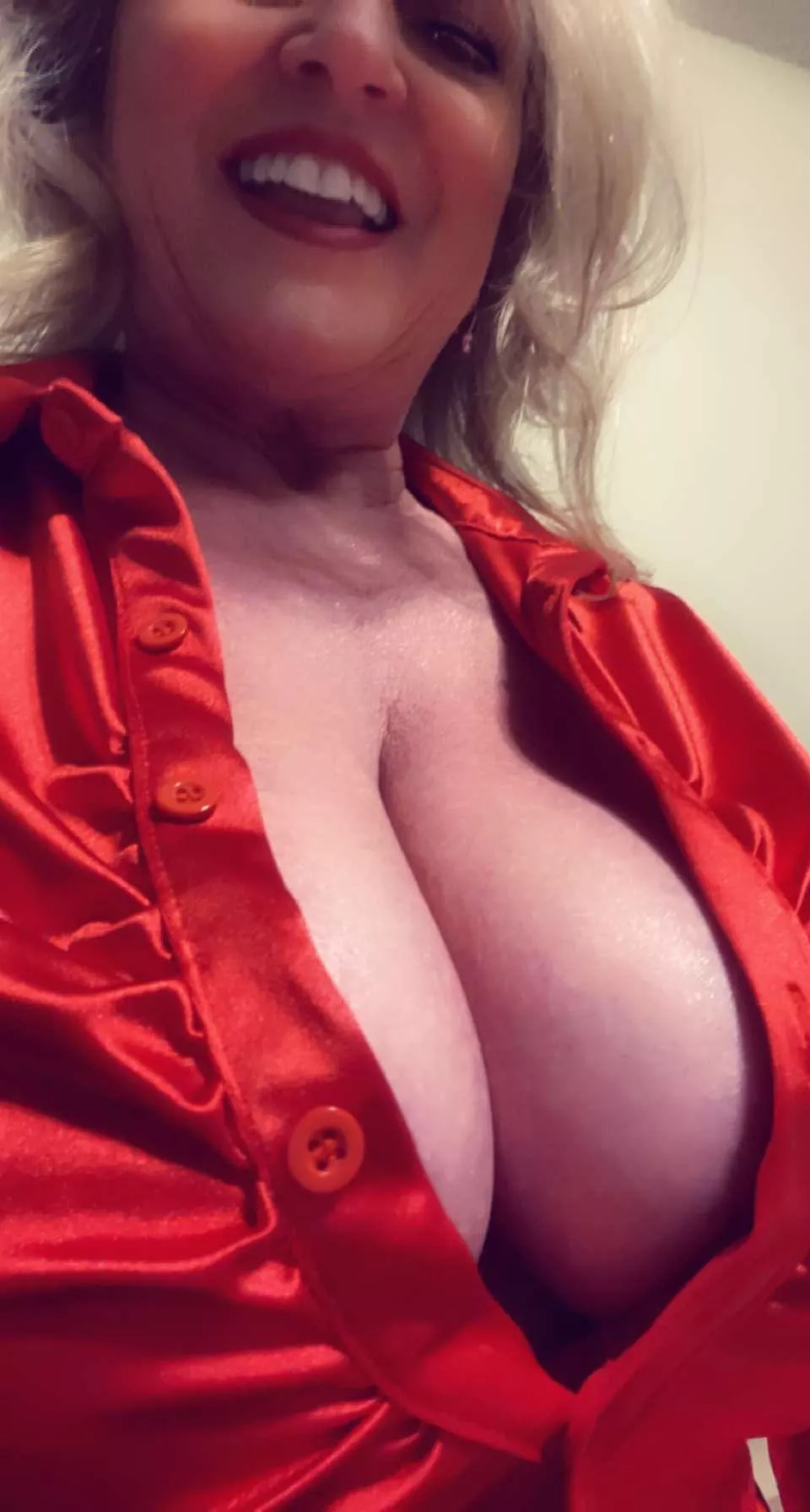 Braless tease at the bar tonight!😈