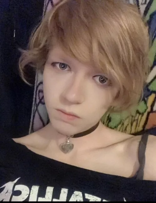 *breathes in* HAPPY FEMBOY FRIDAY! 💜💙🖤😤