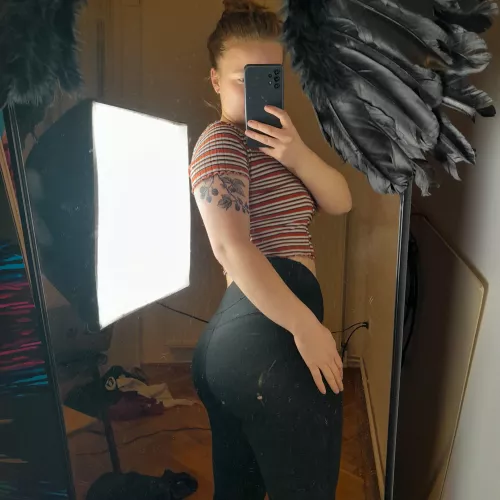 Classy black yogapants... can't go wrong with that