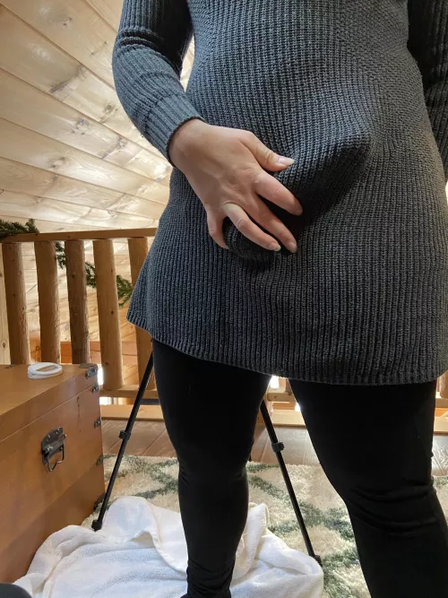 Come and give mommy a hand, pet.