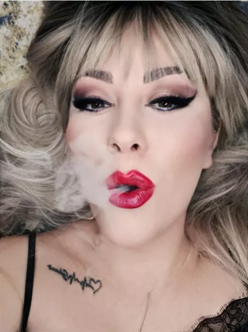 Creamy white exhale *Marlboro Red * 🔥