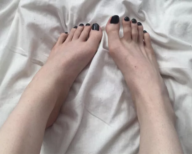 Do you like my lil feetsies?