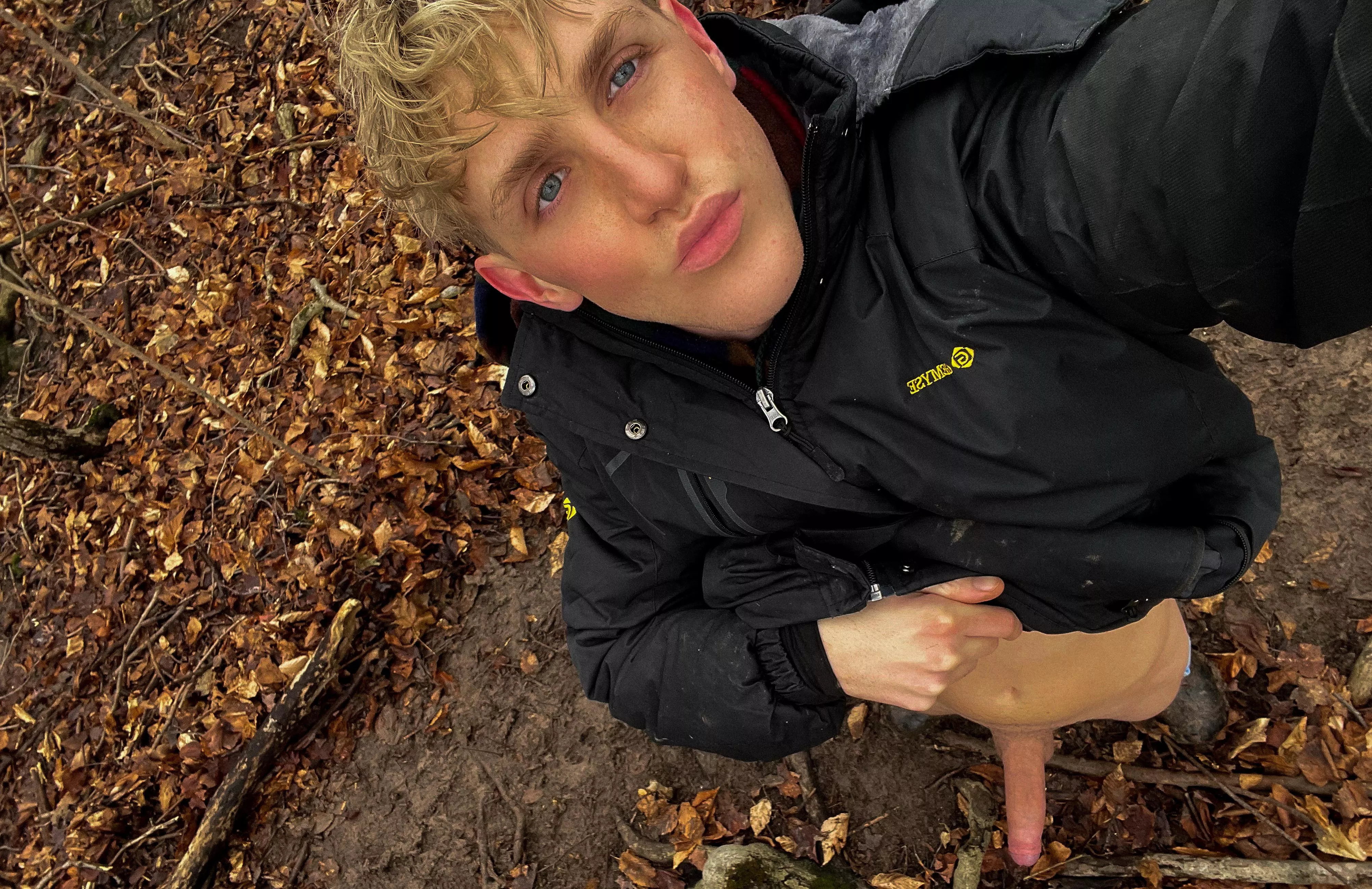 do you love twinks with hard cocks out in the woods ??🌲😏