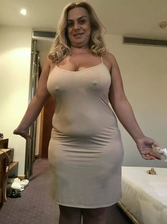 Does this dress enhance my curves