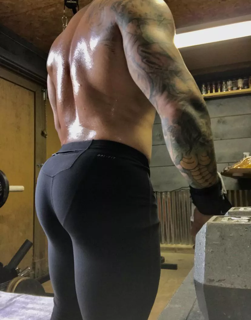 Getting a nice pump before the post workout fun 😈 [m]