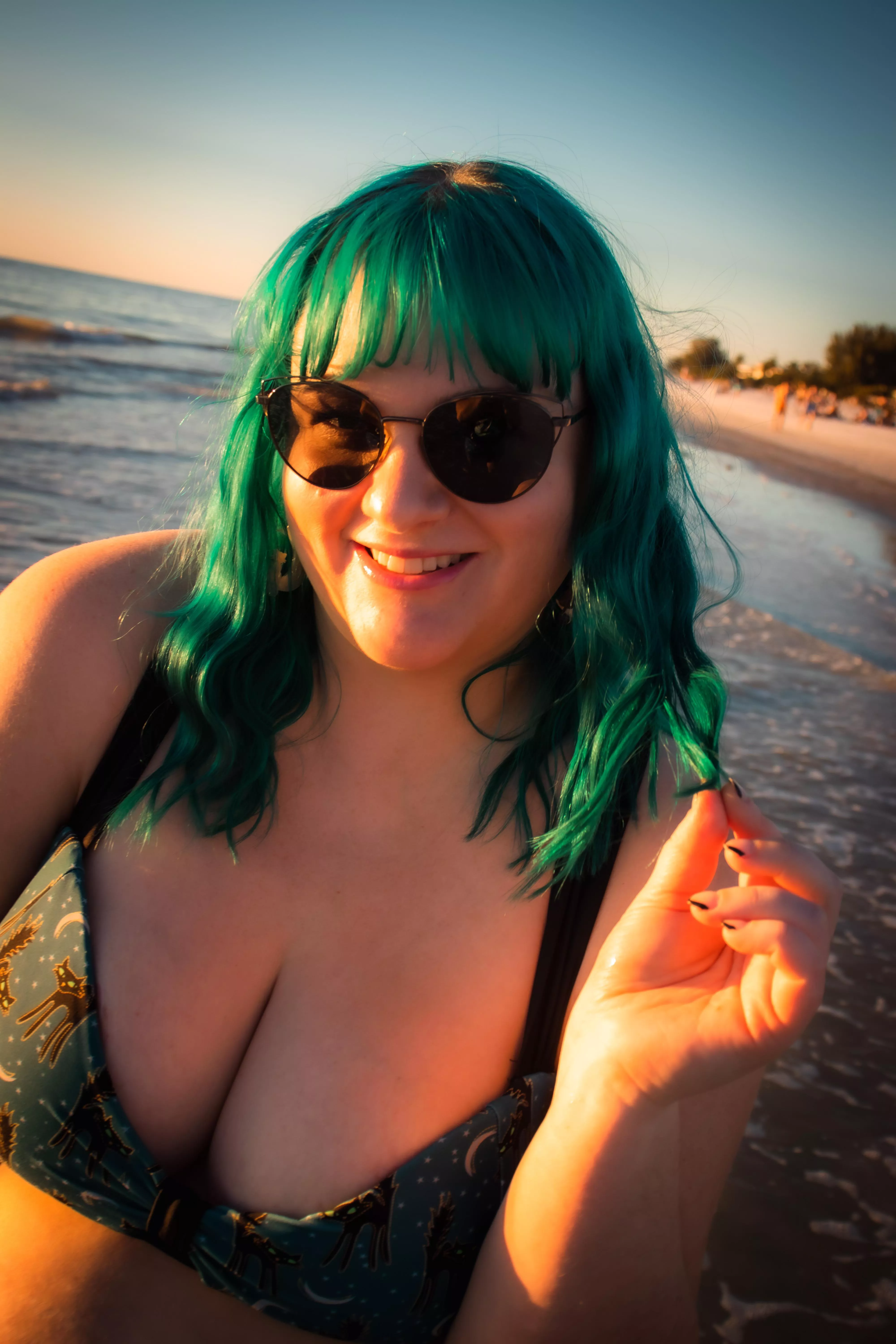 Green hair a glowing ☀️ 🥰