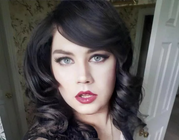 Happy Friday! I feel like it’s a good makeup day!