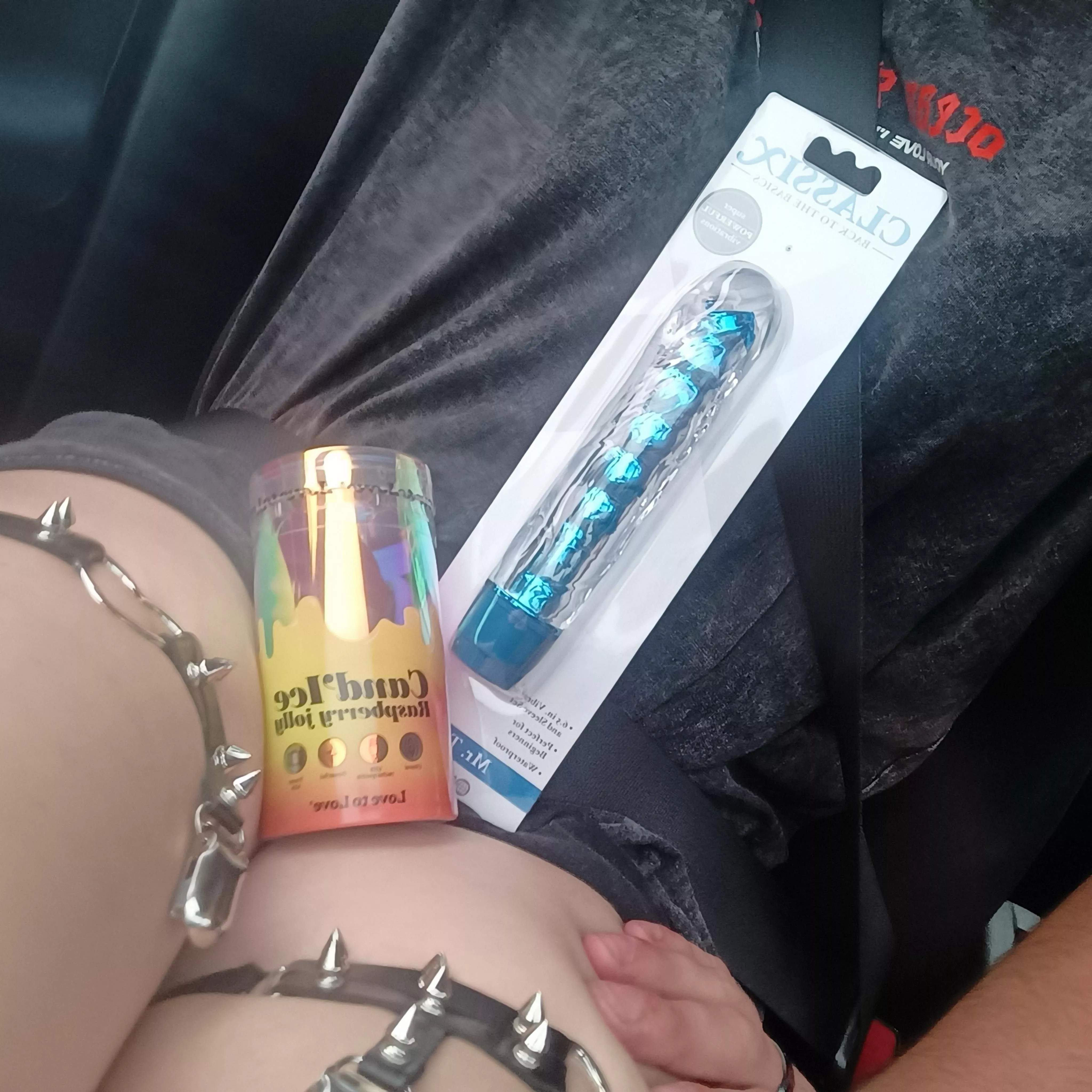 I got new toys ~ someone come and use them on me 👀