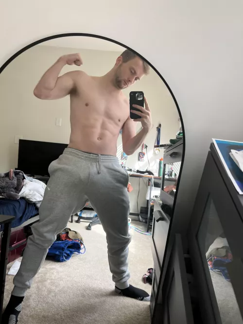 I shaved my chest and stomach and kinda regret it 🙄