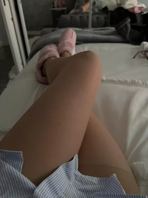 Lazy day in tights and slippers 😘