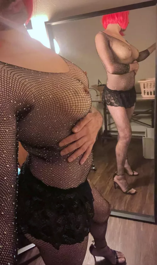 Loving myself in my bodysuit! 🖤 These sparkles are so fun✨✨✨