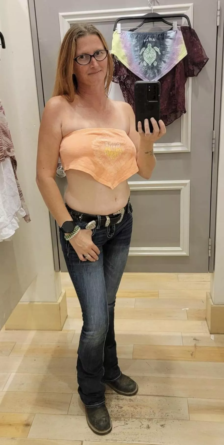 milfs can wear crop tops too.