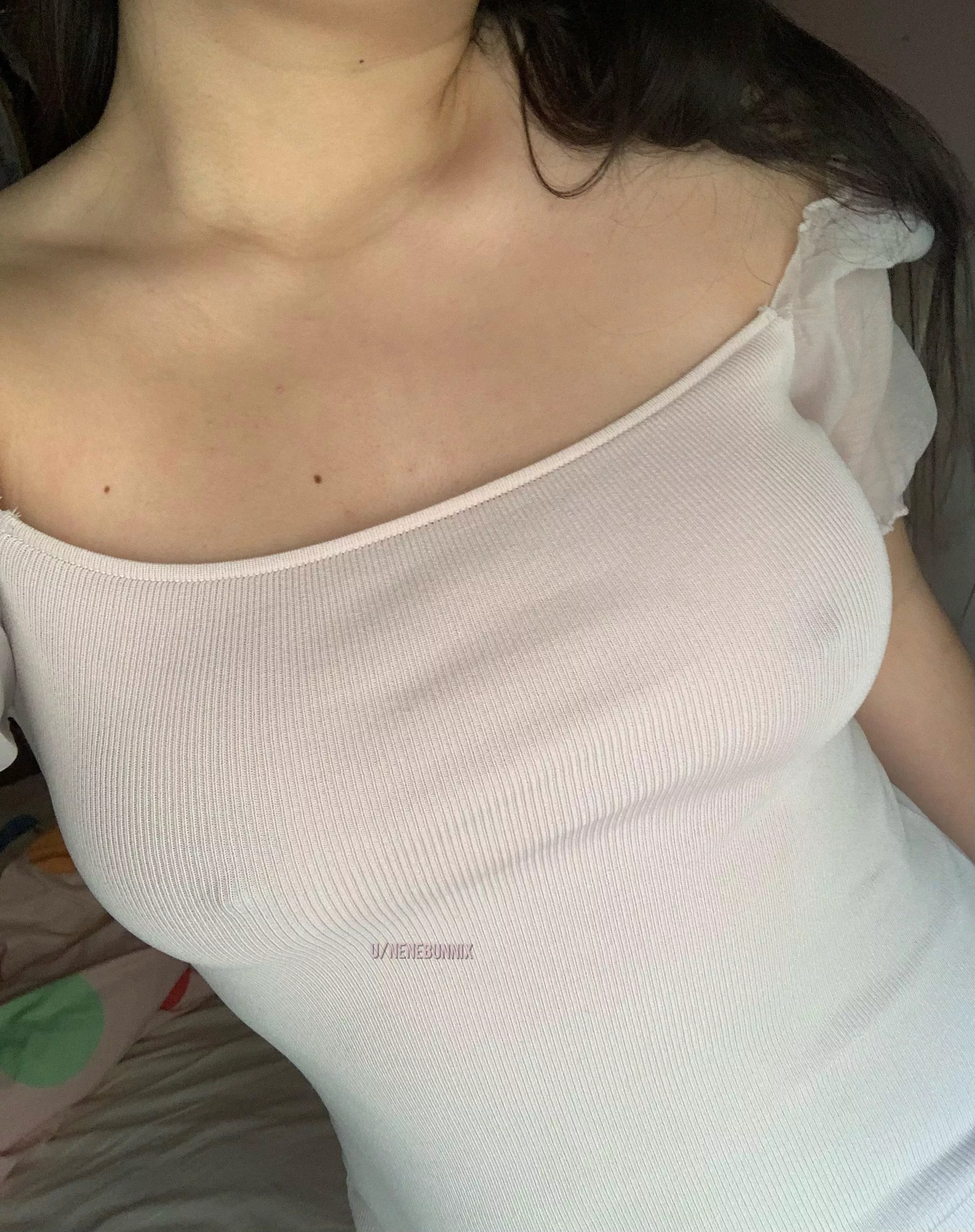 No bra and pink dress, perfect combination💗