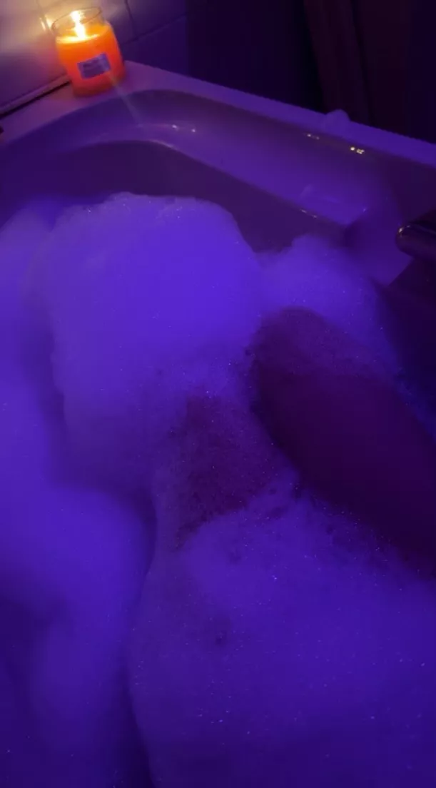 Nothing beats mood lighting, candles and being naked and wet 😘🫦