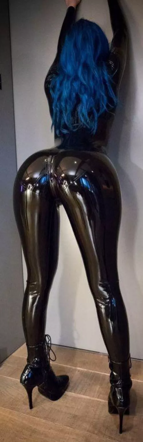 Perfect latex ass!!