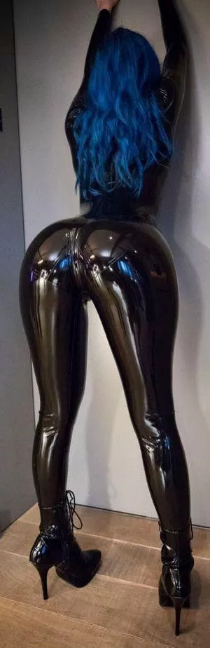 Perfect latex ass!!