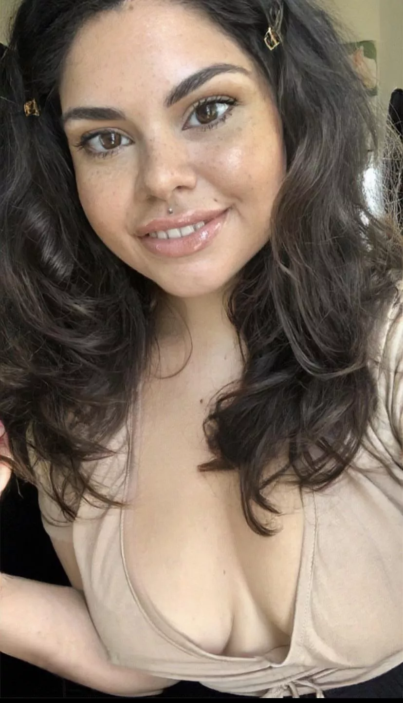 Say hi if you’re taking me on a date wearing this! (; 💋