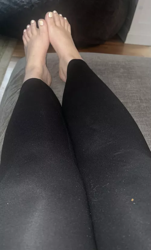 Thick thighs long legs and perfect toes. Do you want me ?