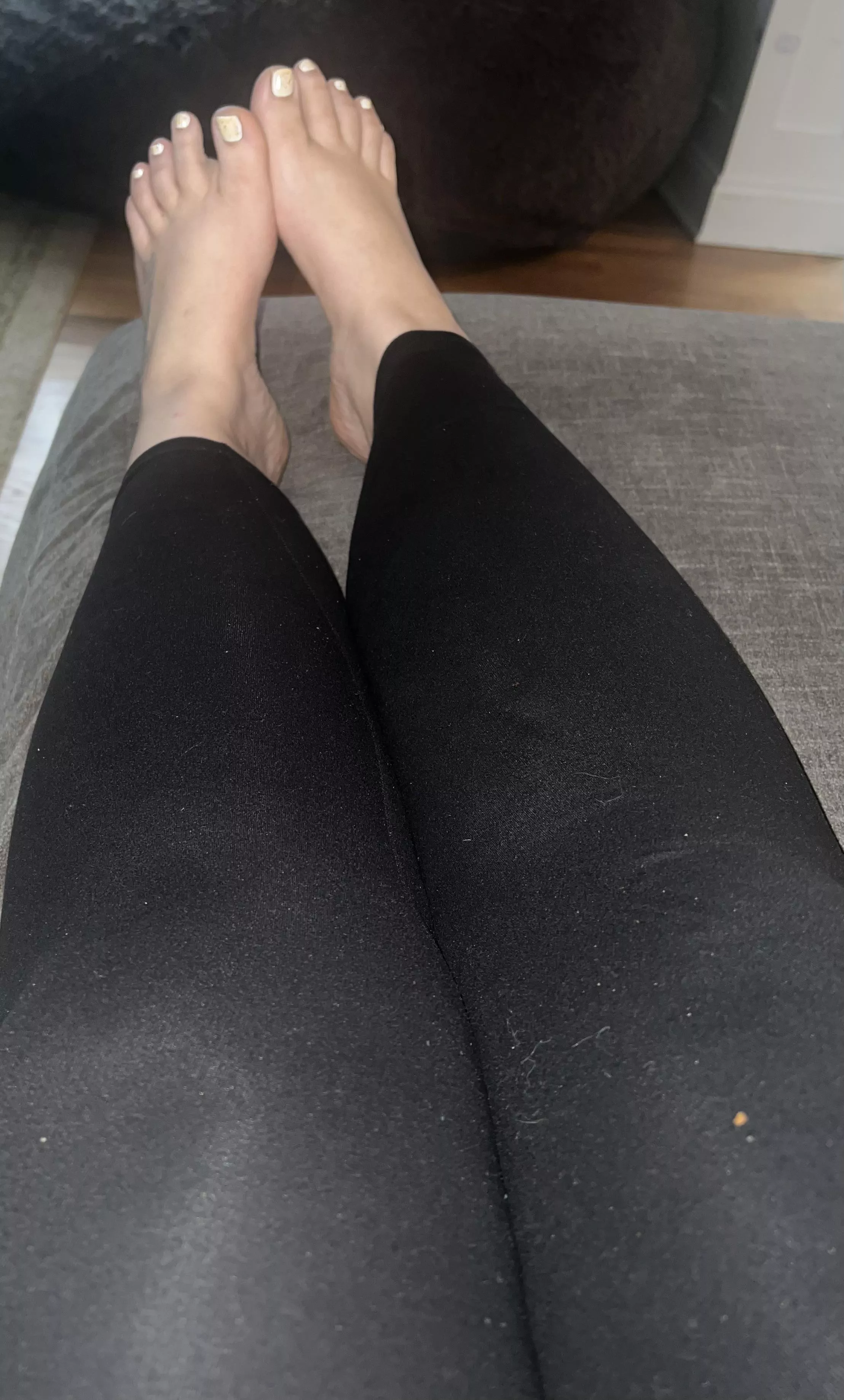 Thick thighs long legs and perfect toes. Do you want me ?