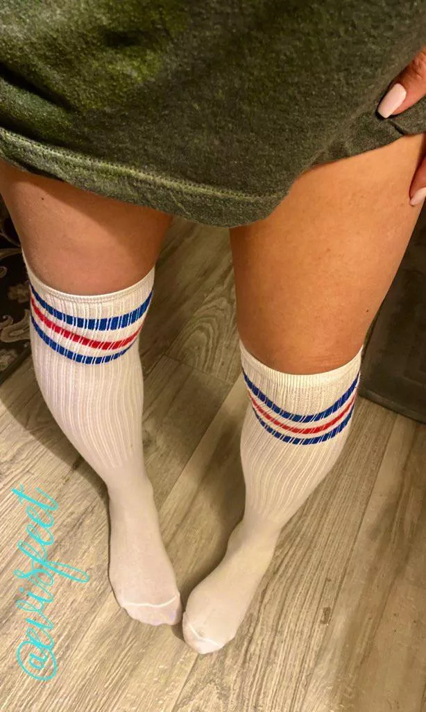 Thigh high gym socks? Happy Friday, fiends!