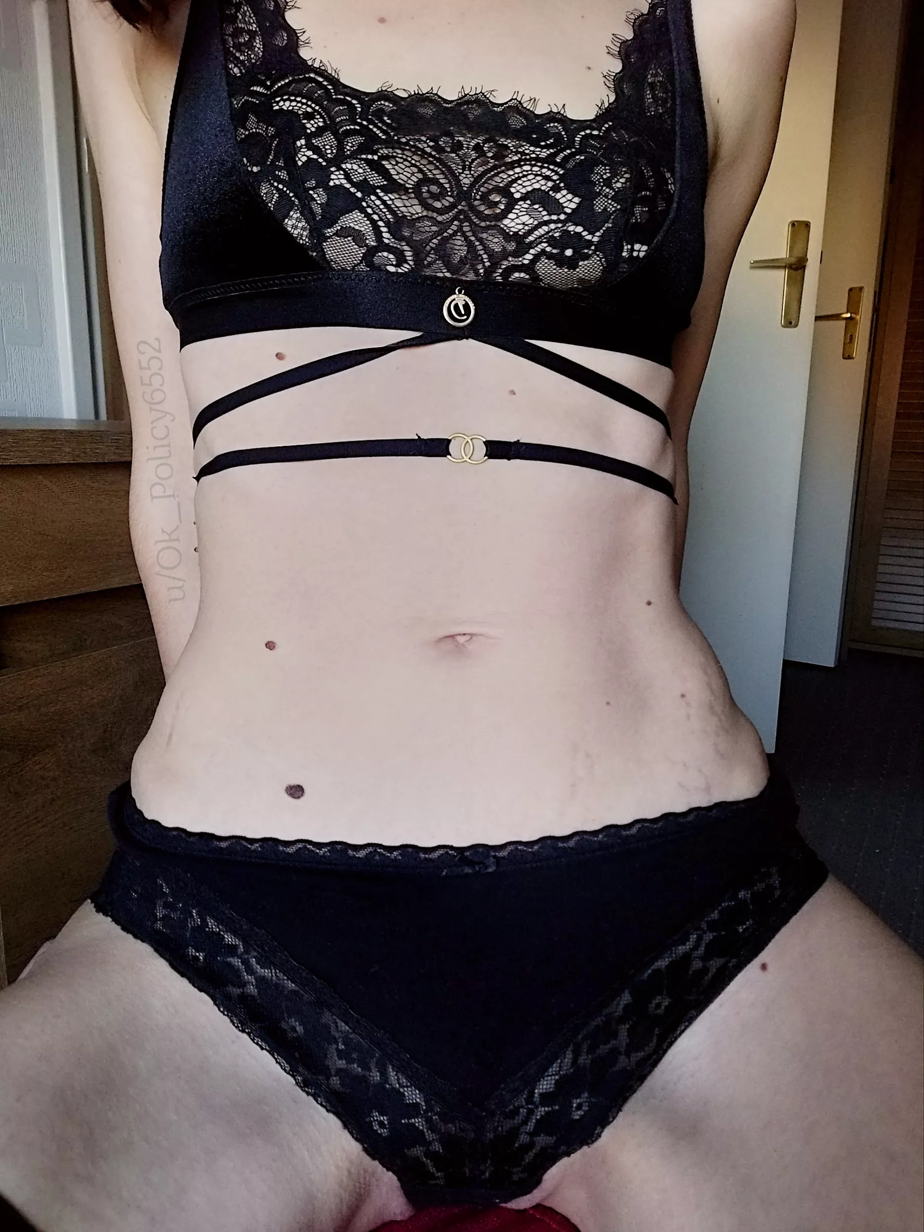 Tight panties and a yummy tummy😉[img]