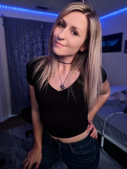 trying to rock a blue jeans and crop top look [F32]