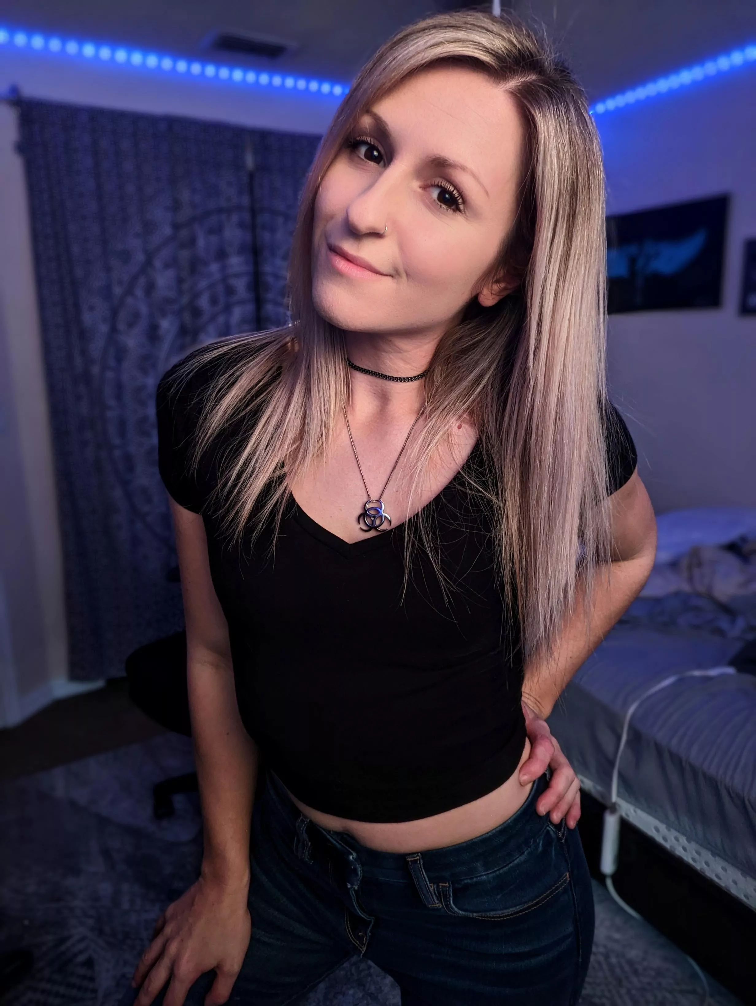 trying to rock a blue jeans and crop top look [F32]