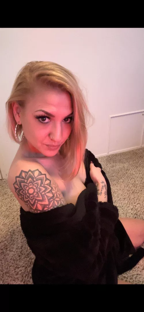 Who wants to have fun with a cute tattooed chick?
