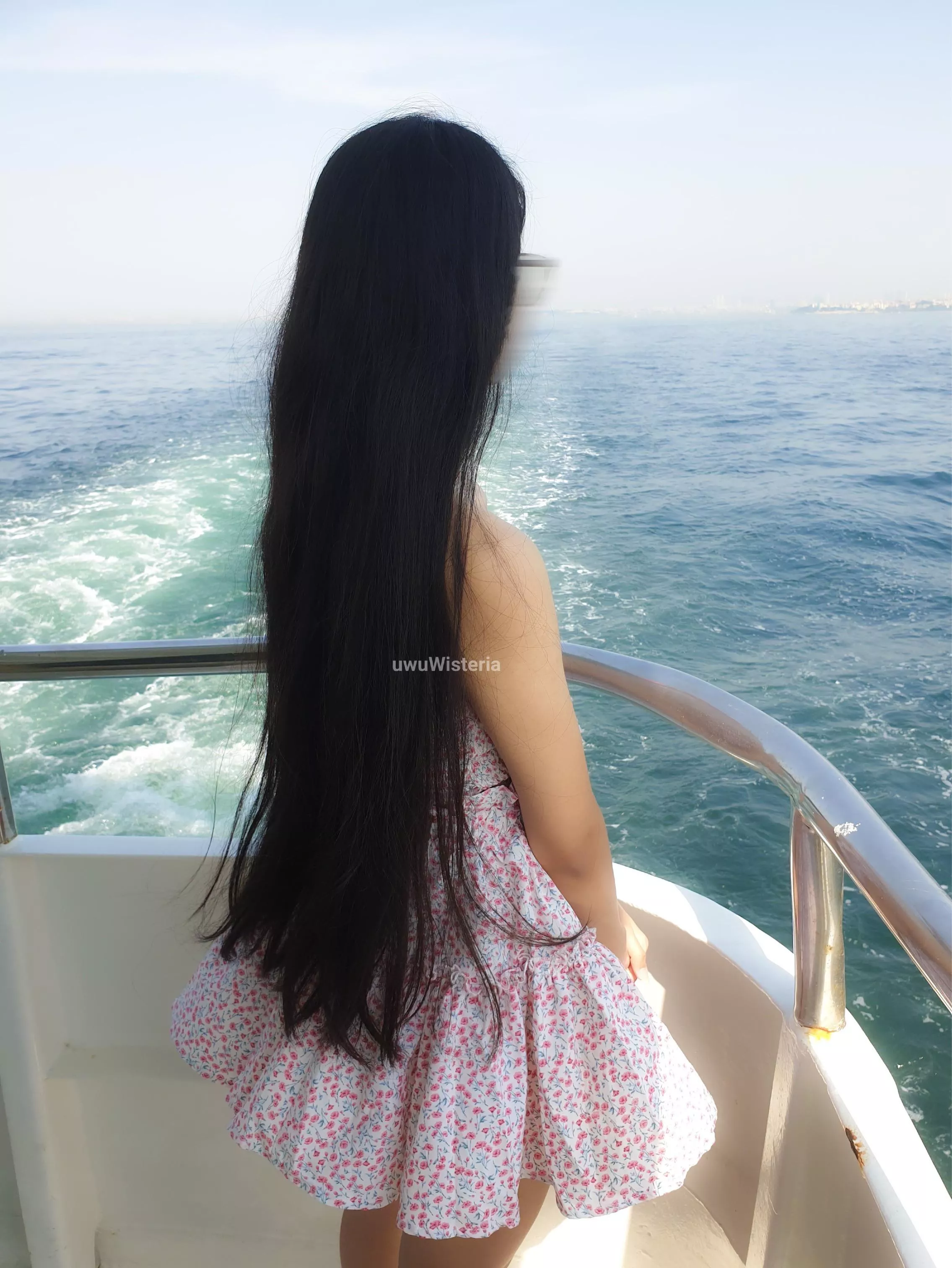 worst possible fit i could’ve gone for during this windy boat trip day 🥴