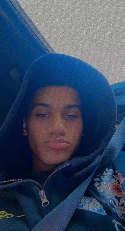 18. BOTTOM. just here for a bromance/longterm only!!! be cute and fit😘 b_bray18